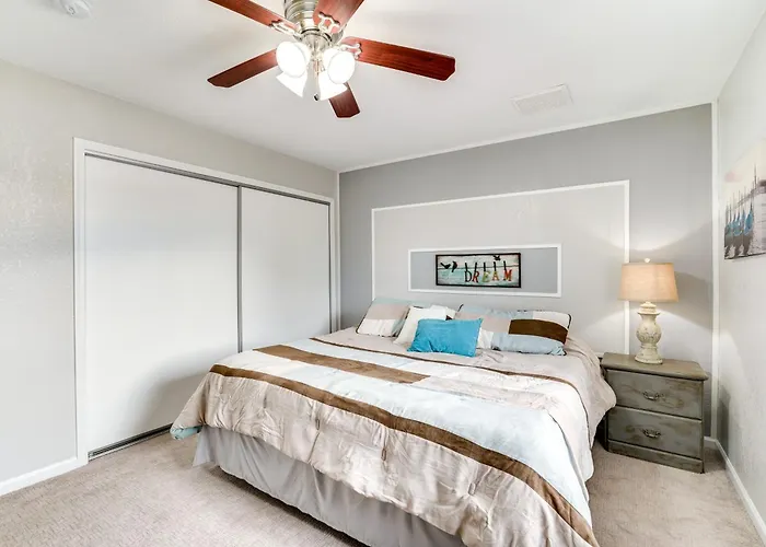 Holiday home 5 Mi To Beach: Poolside Paradise In Havasu!