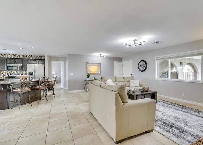 5 Mi To Beach: Poolside Paradise In Havasu! Holiday home *